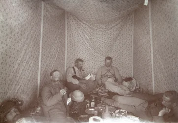 Membros da Expedição Arabah Survey relaxando em sua tenda, 1883 foto bw