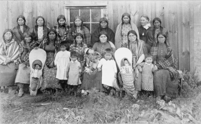 Kate McBeth (d.1915) com as mulheres da Nez Perce Womens Sewing Society