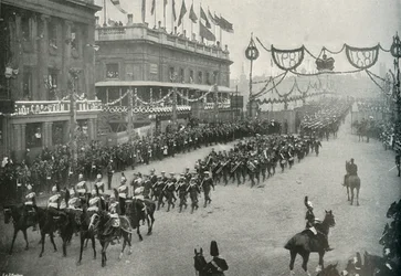 O contingente naval que cruza a ponte de Londres em Southwark, Londres, 1897.