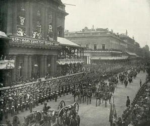 A procissão real: assessores de campo passando pelo United Service Club, c1897