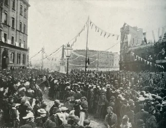 A procissão real: a artilharia real do cavalo passando pelo circo de St. Georges, no município de 1897