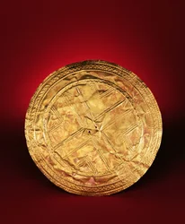 Disco possivelmente usado como um broche, de Tedavnet, Condado de Monaghan, 2200-2000 aC (ouro)