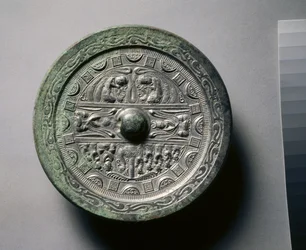Espelho com Divindades e Reis em Três Seções Rodeadas por Anéis de Praças e Semicírculos (bronze)