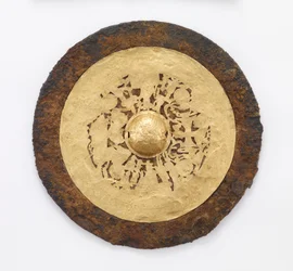 Espelho com a Rainha Mãe do Oeste (Xiwangmu) e Duque Pai do Oriente (Dongwanggong), 25-220 (ferro com folha de ouro e vestígios de seda)