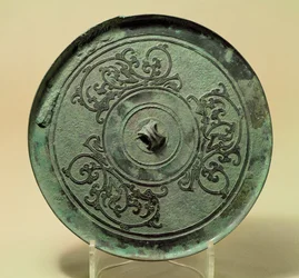 Espelho com Dragões de Entrelaçamento, Dinastia Zhou Oriental, Período dos Estados em Guerra, 475-221 aC (bronze)