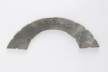Placa fina cortada em arco de círculo, do tipo huang, Changsha, província de Hunan, do século IV a III aC (jade)