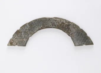 Placa fina cortada em arco de círculo, do tipo huang, Changsha, província de Hunan, do século IV a III aC (jade)