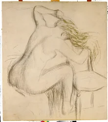 Uma mulher nua sentada, penteando o cabelo