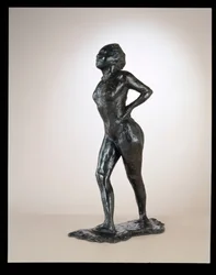 Dançarina em repouso, mãos nos quadris, perna direita para a frente, c. 1881-1890elenco 1919-1925.