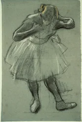 Bailarina inclinada para a frente