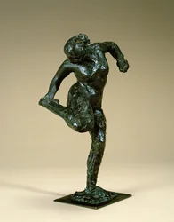 Dançarina segurando seu pé, c.1900-10 (bronze)
