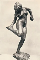 Dançarina, olhando para a sola do pé direito, c1900