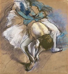 Bailarina a calçar os sapatos; bailarina a atar a sapatilha, c. 1880-1885