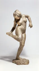 Bailarina a olhar para a sola do pé (gesso)