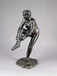 Dançarina colocando suas meias (bronze)