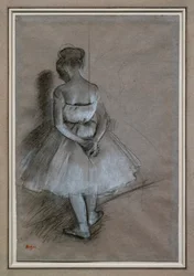 Dançarina de pé, mãos cruzadas atrás das costas dela. 1874. Lápis, gouache branca em papel. Colecção David Lachenmann.