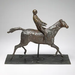 Cavalo com jóquei, cavalo galopando, virando a cabeça para a direita, pés sem tocar o chão...