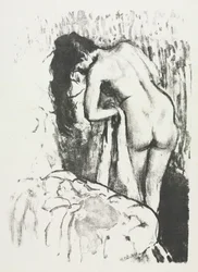 Mulher nua em pé, se secando