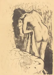 Mulher nua de pé, a secar-se