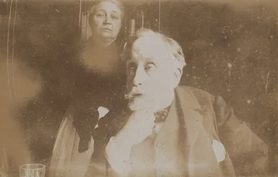 [Auto-Retrato com Zoé Closier], provavelmente 1895.