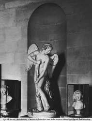 Cupido esculpindo seu arco do clube de Hércules, 1747-50 (ver também 346091) (mármore)