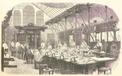 Ourives trabalhando na Christophle Flatware Factory em Paris, pub. 1875.