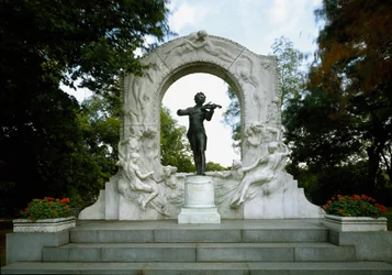 Monumento em homenagem ao compositor e maestro austríaco Johann Strauss II (ou Johann Strauss filho ou o jovem ou Johann Sebastian Strauss) (1825-1899). Escultura de Edmund von Hellmer (1850-1935). 1921. Viena, Stadtpark, Áustria