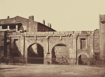 Nimes. Porta de Augusto