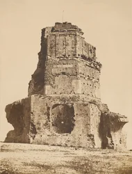 [Ruínas, Tour Magne]