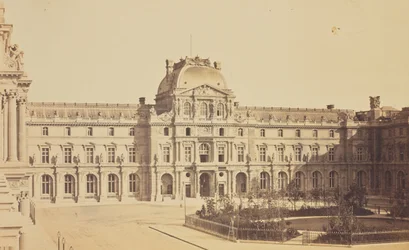 A Cour Napoléon e o Pavillon Sully vistos da ala Turgot do Louvre, Paris