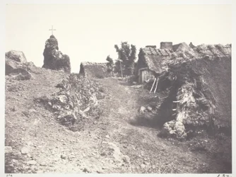 Casas de colmo em Auvergne, com um calvário