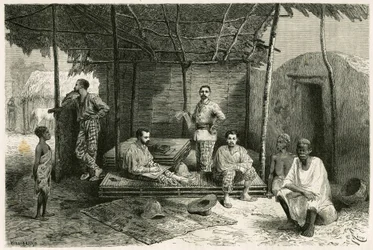 Instalação da missão em Nango para uma estadia de 10 meses, com retratos de Gallieni e dos seus capitães Vallière e Pietri, do doutor Tautain, bem como dos seus intérpretes, guia e vivandeira. Gravura de Riou, baseada num esboço do autor, para ilustrar