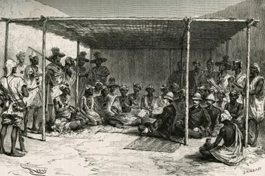Assinatura do tratado que colocou o país de Kita (antigo Sudão francês, actual Mali) sob o protectorado da França em 25 de Abril de 1880 entre o Comandante Joseph Gallieni (1849-1916) e Tokontan Keita. Gravado por Riou, com base num esboço da au
