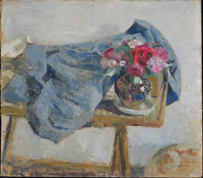 Rosas vermelhas e tecidos em uma mesa, 1900-1901.