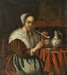 Uma mulher a fumar um cachimbo à mesa