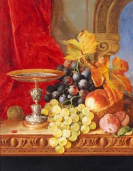 Uvas e um pêssego com uma tazza em uma mesa na janela