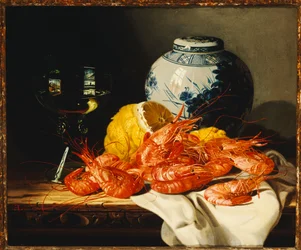 Camarão, um limão descascado, um copo de vinho e um pote de gengibre azul e branco em uma mesa coberta