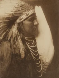 [Três Penas - Um Nativo Americano Nez Perce.]
