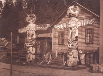 Postos esculpidos em Alert Bay, British Columbia
