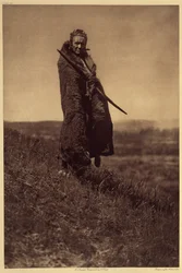 Um Corajoso Cara de Grizzly, Piegan. Pelo menos dois dos Piegan War Societies (os Braves e All Brave Dogs) incluíam dois homens conhecidos como os Grizzly-Bear Brave. Durante as festividades, era da sua responsabilidade fornecer carne aos seus companheiros