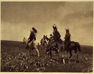 Uma incursão bem sucedida para cavalos. Os Apsaroke eram uma das tribos mais estrangeiras a temer e as suas histórias de pilhagem, mais ou menos importantes, já não são contadas. Foto tirada do volume 4 da enciclopédia publicada por Edward S. Curtis (1868-
