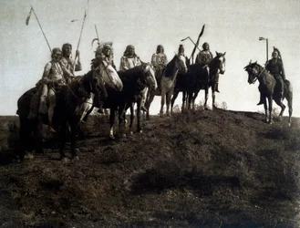 Índios americanos: apsaroke warrior on horseback