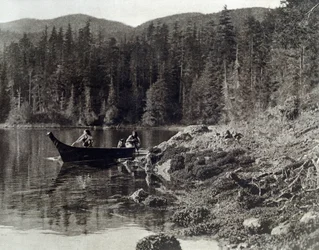 Canoagem de índios americanos na costa da nootka