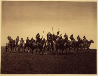 Festa de guerra de taxas. Um bando de Sioux Brules reencena uma rusga contra o inimigo. Foto tirada do volume 3 da enciclopédia de Edward S. Curtis (1868-1952) sobre os índios norte-americanos, com um prefácio de Theodore Roosevelt. Entre 1907 e 1930, fora