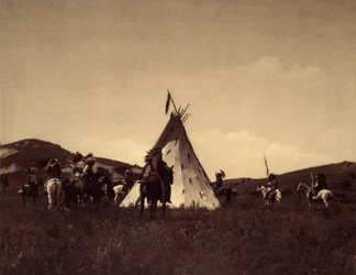 Campo Sioux. Era costume os guerreiros cavalgarem em círculo à volta do tepee do seu líder, antes de fazerem uma rusga inimiga. Foto tirada do volume 3 da enciclopédia de Edward S. Curtis (1868-1952) sobre os índios norte-americanos, com um prefácio de The