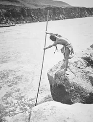 Salmão Chinook People Spearing Salmon in the Columbia River (foto a p/b)