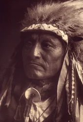 Crazy Thunder, um Sioux Teton (Oglala ou Ogalala) Foto do volume 3 da enciclopédia de Edward S. Curtis (1868-1952) sobre índios norte-americanos, com prefácio de Theodore Roosevelt. Entre 1907 e 1930, foram publicados 20 volumes.