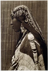 Índio da América: "Portrait of Indian Girl" Photography by American Edwards Curtis (1868-1952), século XX. La Rochelle, Museu do Novo Mundo