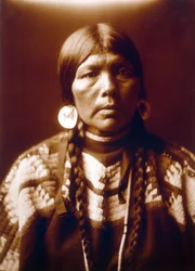 Mulher indiana A esposa de Ow High, c. 1905, foto Edward S. Curtis