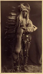 Brest de Ferro, Piegan. Traje de um membro dos Bulls, uma antiga sociedade que desapareceu durante muitos anos Foto do volume 6 da enciclopédia publicada por Edward S. Curtis (1868-1952) sobre os índios da América do Norte, com um prefácio de Theodore Roos